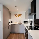 Modern Townhouse - Parking Ev Charger & Balcony Holiday home