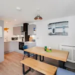 Modern Townhouse - Parking Ev Charger & Balcony *