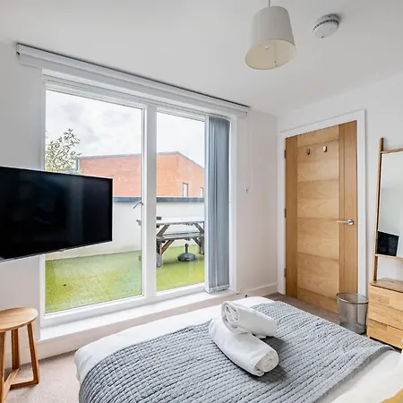 Modern Townhouse - Parking Ev Charger & Balcony *