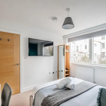 Modern Townhouse - Parking Ev Charger & Balcony *