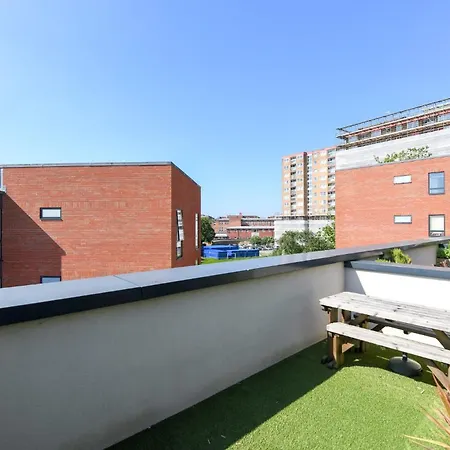 Modern Townhouse - Parking Ev Charger & Balcony Дом отдыха