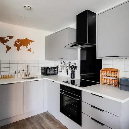 Modern Townhouse - Parking Ev Charger & Balcony בית נופש