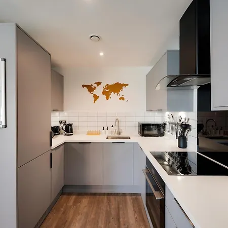Modern Townhouse - Parking Ev Charger & Balcony בית נופש
