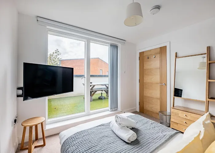 Modern Townhouse - Parking Ev Charger & Balcony *