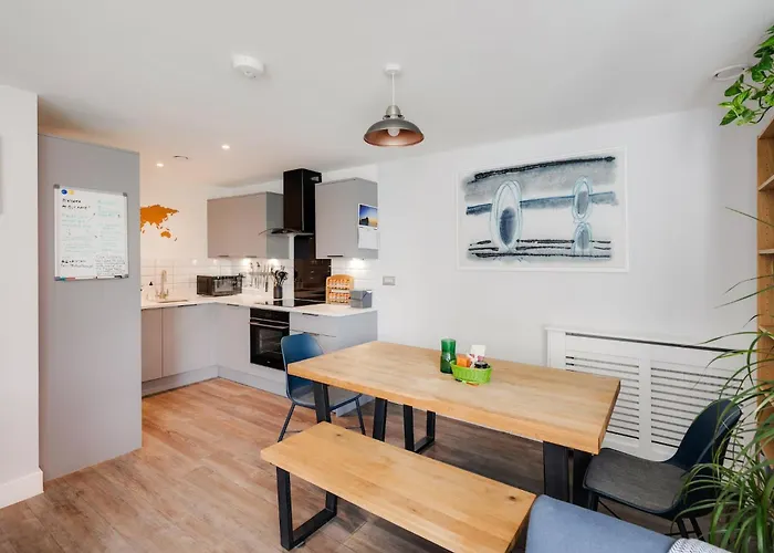 Modern Townhouse - Parking Ev Charger & Balcony *