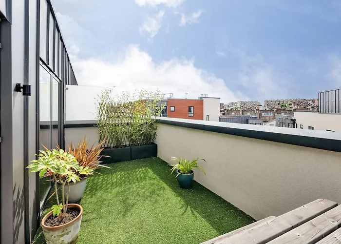 Modern Townhouse - Parking Ev Charger & Balcony *