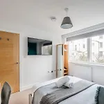 Modern Townhouse - Parking Ev Charger & Balcony *
