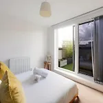 Modern Townhouse - Parking Ev Charger & Balcony Nyaraló *