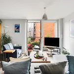 Modern Townhouse - Parking Ev Charger & Balcony Σπίτι διακοπών