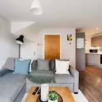 Modern Townhouse - Parking Ev Charger & Balcony