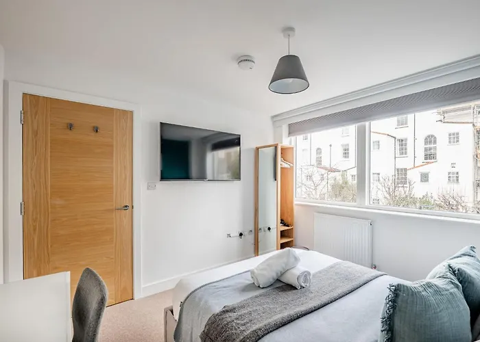 Modern Townhouse - Parking Ev Charger & Balcony *