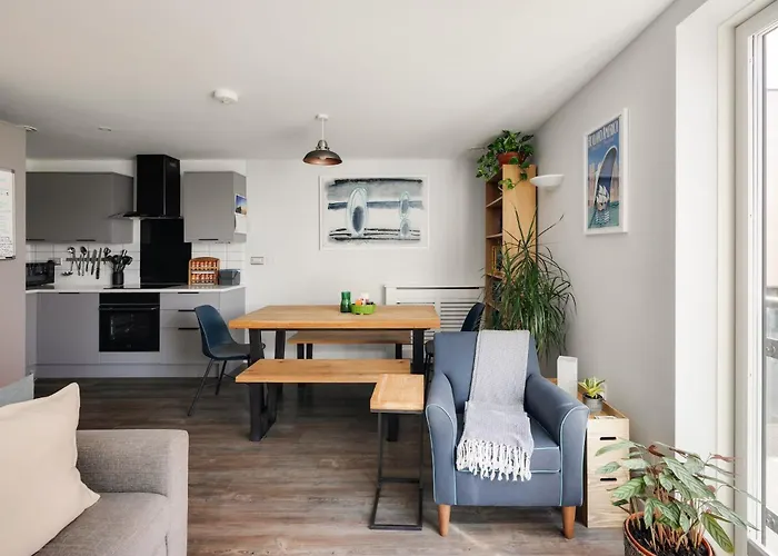 Modern Townhouse - Parking Ev Charger & Balcony *